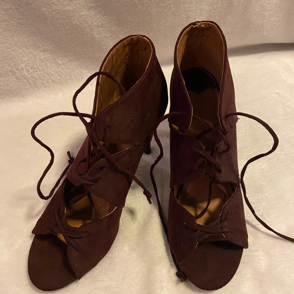 burgundy strapy heel size 8. About one inch tall.